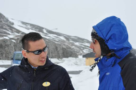 Conversando com o simpático motorista do hotel de Ilulissat, na Groelândia